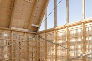  Das Holztragwerk der „Living Places“-Ausstellungs- und Pavillongebäude in Kopenhagen wurde mit Zugstangen ausgesteift und nach der Fertigstellung sichtbar belassen 
