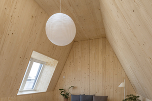  Die Dachfenster und Oberlichter in den Wohnhäusern ermöglichen den Einfall von viel Tageslicht 