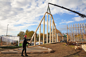  Vorgefertigte Giebelelemente für den Bau der „Living Places“-Häuser werden eingehoben 