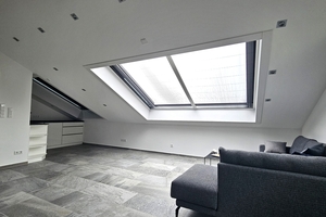  Die ersten Möbel für die neuen Mieter in der Dachgeschosswohnung wurden aufgestellt, die Küchenzeile eingerichtet. Das Interieur wurde auf eine flexible Nutzung ausgerichtet und wird zukünftig weiter ergänzt 