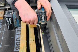  Montage der Dachschiebefenster mithilfe des Supports von Lideko-Mitarbeitern 
