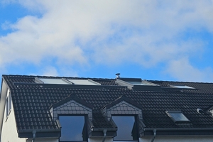  Ansicht der neuen Dachschiebefenster von der Straße aus  