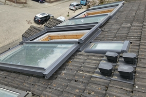  Das zweiflügelige „Premium“- und das einflügelige „Classic“-Fenster (vorne) lassen viel Tageslicht in das Dachgeschoss 
