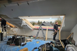  Einbau eines großen Dachschiebefensters bei der Dachsanierung in Osnabrück. Insgesamt vier Mitarbeiter der Dachdeckerei Hoffmann aus Wallenhorst waren zwei Tage lang mit den Vorarbeiten und einen Tag mit dem Einbau beschäftigt 