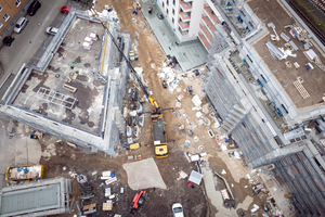  Beim Neubau des Wohnquartiers „Irishöfe“ in Köln führt der Dachdeckerbetrieb von Lukas und Florian Hemmersbach die Abdichtung von Flachdächern und Balkonen auf 2000 m2 aus  