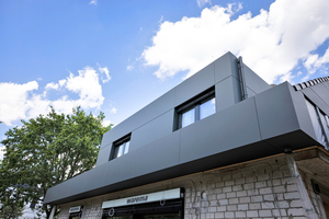  In Köln-Hahnwald saniert der Dachdeckerbetrieb derzeit das 200 m² große Steildach eines Wohnhauses. Die Fassade und die Gauben des Gebäudes werden mit schwarzen Aluminiumverbund-Paneelen verkleidet 