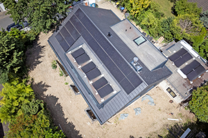  Das Dach des Wohnhauses in Köln (siehe Bild 3) wurde energetisch saniert, neu eingedeckt und mit einer Photovoltaikanlage ausgestattet 