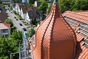  Einer der Türme des Leopoldinums nach der Sanierung, eingedeckt mit Biberschwanzziegeln und versehen mit einer neuen Turmspitze 
