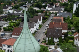  Der neue Hauptturm auf dem Dach des Leopoldinums. Der untere Teil des Turms wurde aus Eichenholz neu konstruiert. Der obere Teil erhielt eine Verkleidung aus vorpatinierten Kupferblechen 