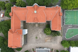  Das Leopoldinium aus der Vogelperspektive: Das Schulgebäude erstreckt sich entlang der Hornschen Straße auf einer Länge von etwa 60 m. Vom Hauptflügel des Gebäudes aus verlaufen zwei Seitenflügel nach hinten und umgeben einen Innenhof 