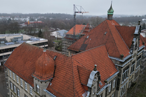  Das Dach des Gymnasiums war vor der Sanierung mit roten Hohlfalzziegeln eingedeckt, die Türme mit Biberschwanzziegeln 