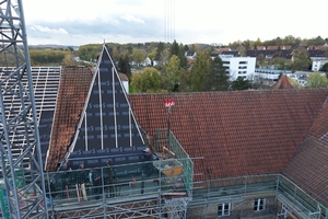  Über den bestehenden Sparren montierten die Dachdecker eine neue Holzschalung. Darüber verlegten sie wasserabweisende Unterdeckbahnen, hier an einem der Türme 