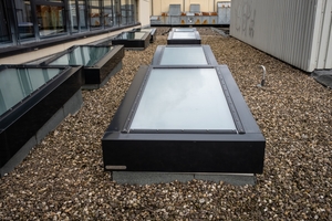  Die Lamilux-Flachdachfenster des Sortiments „Fire Resistance“ können, je nach Modell, 30, 60 oder 90 Minuten Feuer und Hitze standhalten  