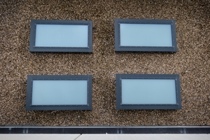  Ihren Schutz gegen Feuer und Hitze erhalten die Lamilux-Brandschutzfenster über hitze- und feuerresistente Verglasungen, welche unter zusätzlicher Last geprüft werden 