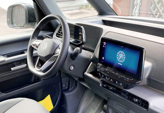 Der zehn Zoll große Touchscreen ist mittig montiert, was die Bedienung etwas erschwert