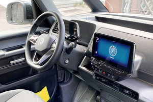  Der zehn Zoll große Touchscreen ist mittig montiert, was die Bedienung etwas erschwert 