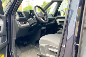  Das Cockpit des ?ID. Buzz? ist übersichtlich, hat zahlreiche Ablageflächen, Stecker fürs Handy sowie eine induktive Ladefunktion 