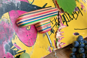  Vor fünf Jahren entstand aus der Idee, einer Freundin zum Geburtstag neben einer Flasche Wein einen selbstgemachten Korkenzieher zu schenken, das erste Upcyclingprojekt aus alten Skateboards 