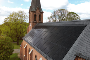  Mit seinen schwarzen Aluminiumeindeckrahmen und den schwarzen Glas-Glas-Modulen ermöglicht das Indach-Photovoltaiksystem von Rathscheck eine unauffällige Kombination von Schiefer und Solar 