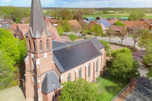  Das Photovoltaiksystem wurde, in Absprache mit dem Denkmalschutz, in die von drei Seiten einsehbare Südseite der Kirche in Dersum integriert 