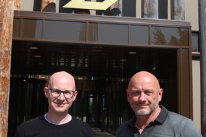  Stephan Thomas, Chefredakteur der dach+holzbau (links) mit René Oertel, Marketingleiter der Ziegler Group, vor der Hauptverwaltung der Unternehmensgruppe in Plößberg. Dort erhielt die Redaktion einen umfassenden Einblick in das Sägewerk und die Herstellung von Holzfaserdämmstoffen im Werk in Grafenwöhr 
