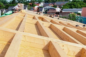  Über der Schalung aus OSB-Platten montierten die Zimmerer ein weiteres Holztragwerk und fügten eine Dämmung aus Mineralwolle in die Gefache ein 