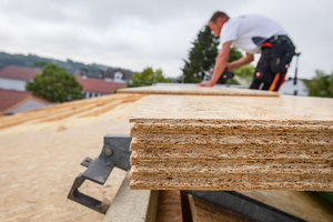  Die Zimmerer sägten die OSB-Platten auf der Baustelle mit Handkreissägen zu und befestigten sie mit verzinkten, magazinierten Nägeln 