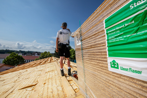  Sowohl für die Innenverschalung des Daches als auch für die Erstellung der Dachschalung kamen die OSB-Platten in einem Format von 2500 x 675 mm in Dicken von 12 bis 22 mm zum Einsatz  