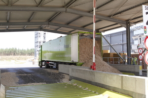  Für die Produktion von Holzfaserdämmplatten werden im Werk der Naturheld GmbH in Grafenwöhr (Oberpfalz/Niederbayern) Hackschnitzel aus dem nahegelegenen Sägewerk der Ziegler Group in Plößberg genutzt 