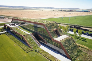  Inmitten der Getreidefelder wächst das Bürogebäude von Farming Agrícola in Spanien förmlich aus dem Boden 
