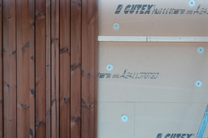  Gutex lieferte Holzfaserdämmplatten und die Firma Thermory stellte eine Echtholzfassade aus thermisch veredeltem Holz für den Pavillon bereit 