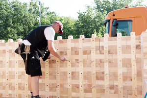  Aufbau der Pavillonwände aus „Triqbriq“-Holzbausteinen: Die einzelnen Bausteine werden im Verband aufeinander gesteckt und über Buchenholzdübel verbunden  