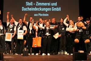  Die Stoll Zimmerei &amp; Dacheindeckungen GmbH sicherte sich bei der „Dachkrone 2024“ den ersten Platz in der Kategorie „Team- und Traditionsverständnis“ und gewann zahlreiche Preise, unter anderem den neuen Kombi-Gasnagler von Paslode  