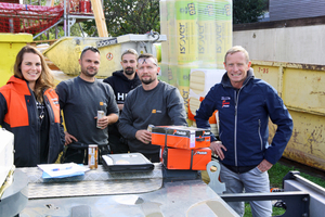 Das Team der Stoll Zimmerei &amp; Dacheindeckungen GmbH hat den neuen Paslode-Gasnagler „Combi Xi“ getestet (von links): ­Daniela Stoll, Benjamin Feder, Niklas Lainer, Thomas Oppermann und Joachim Mewes, Fachberater der ITW Befestigungssysteme GmbH (ganz rechts) 