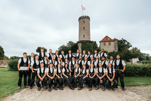  Der Dachdecker- und Zimmereibetrieb ZEP-Team wurde 2013 in Bielefeld gegründet und beschäftigt heute fast 40 Mitarbeiter und Mitarbeiterinnen, davon sind zehn Auszubildende 