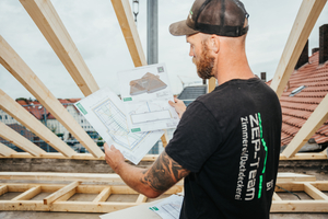  Der Dachdecker- und Zimmereibetrieb bietet in sozialen Medien fast täglich Einblicke in den Alltag auf der Baustelle 
