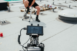  Bei der Produktion von Videos auf der Baustelle muss es häufig schnell gehen, damit die Arbeiten auf dem Steil- oder Flachdach weiterlaufen können 