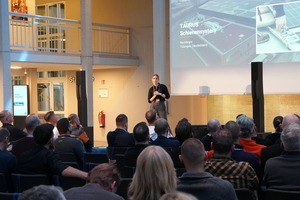  Selina Sylvia Bauchinger von der Firma Innotech stellte auf dem Kongress verschiedene Systeme zur Absturzsicherung auf Dächern mit Photovoltaikanlagen vor &nbsp; &nbsp; &nbsp;&nbsp;  