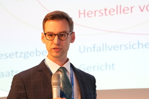  Jochen Mittenzwey, Rechtsanwalt und Fachanwalt für Bau- und Architektenrecht aus Berlin, verdeutlichte in seinem Vortrag, wer im Falle eines Absturzunfalls haftet und somit zur Verantwortung gezogen wird 
