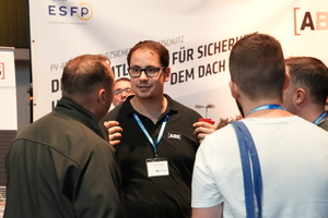  In der begleitenden Ausstellung zum Kongress konnten sich die Teilnehmerinnen und Teilnehmer über Systeme und Produkte zur Absturzsicherung informieren und mit Ausstellern ins Gespräch kommen 
