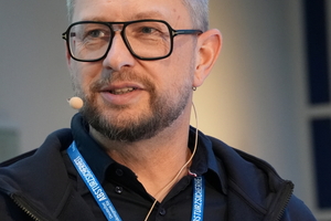  Dirk Sindermann, Geschäftsführer von Bedachungen Sindermann aus Dortmund, berichtete auf dem Kongress von seinen Erfahrungen in der Planung und Montage von Absturzsicherungssystemen 