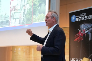  Prof. Dr.-Ing. Marco Einhaus, Leiter des Sachgebiets Hochbau in der Abteilung Prävention der BG Bau, hielt einen Auftaktvortrag am zweiten Kongresstag 
