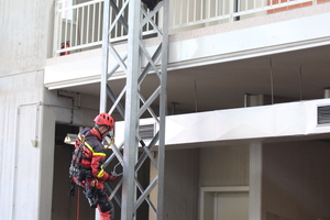  Die Spezialeinheit Höhenrettung der Feuerwehr Dortmund führte am zweiten Kongresstag in der Stahlhalle der DASA eine Praxisübung zur Rettung von Personen aus der Höhe vor 