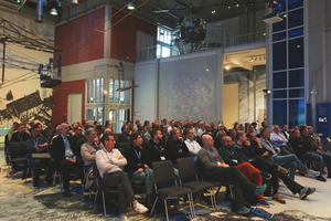  In der Energiehalle der DASA in Dortmund verfolgten die Teilnehmerinnen und Teilnehmer die Vorträge des Fachkongresses für Absturzsicherheit    