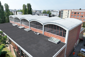  Blick auf die Dachflächen des Motorenhöhenprüfstands in Berlin nach der Sanierung. Auf dem Hauptdach in der Gebäudemitte wurden die weißen Oberlagsbahnen verlegt 