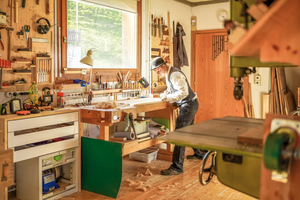  Bei der Firma Erni Orgelbau in Stans baute Eric Trummer ein Orgelgehäuse aus Eichenholz. Dabei musste er viele Einzelteile des Gehäuses von Hand hobeln und schleifen 