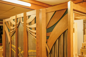  Das Orgelgehäuse wurde modern gestaltet und aus Eichenholz konstruiert, im oberen Bereich der Orgel wurden Verzierungen angebracht 