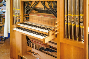  Alle Einzelteile und Komponenten der Orgel, bis auf die Klaviatur und die Metallpfeifen, wurden bei der Firma Erni gefertigt  