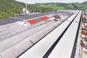  Die 23 000 m² große Dachfläche der Produktionshalle des Büromöbelherstellers Bene in Waidhofen/Ybbs wurde saniert. Währenddessen lief die Produktion in der Halle weiter 