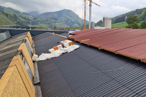 Die Konstruktion des Sheddaches barg durch die seitlichen Verglasungen der einzelnen Dachabschnitte eine zusätzliche Absturzgefahr. Aus diesem Grund errichteten die Handwerker temporäre „Dachzelte“ aus Holz. Diese ermöglichten eine abschnittsweise Sanierung und sorgten für Witterungsschutz 